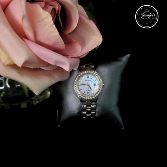 Seiko Women's Vintage V137-0AA0 Two-Toned Mother of Pearl Solar Watch - Picture 3 of 13